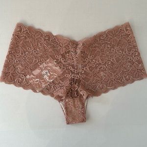 Hanro Luxury Moments Lace Boy Leg Brief